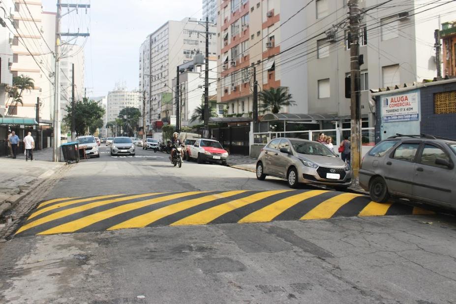 lombada em via e carros estacionados ao lado #paratodosverem