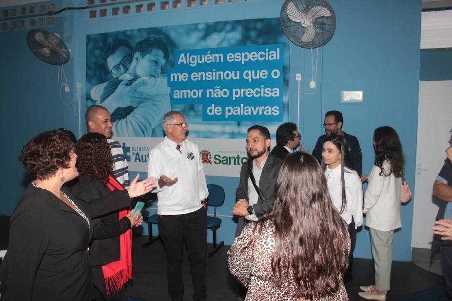 Médicos em visita à unidade #paratodosverem 