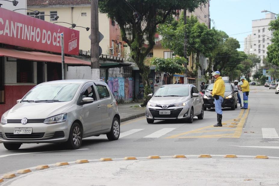 agentes abordam carros em entrada de rotatória #paratodosverem