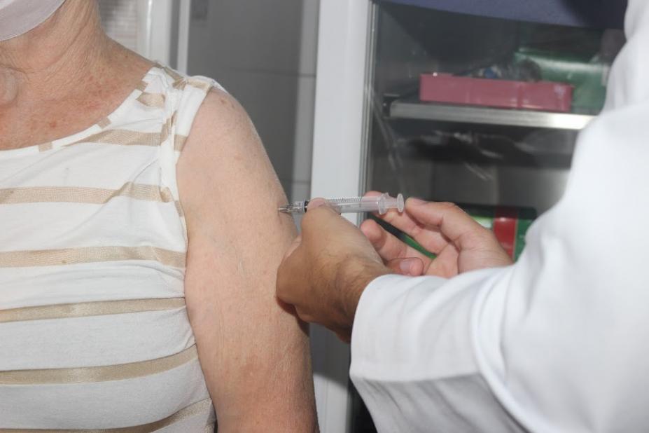 mãos vacinam braço de mulher. #paratodosvem 