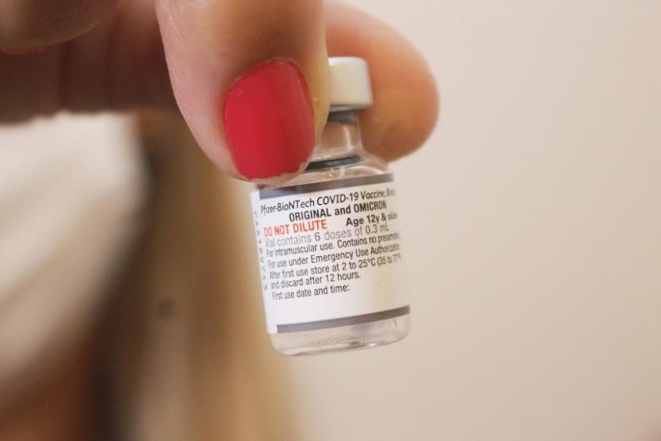 pontas de dedos seguram frasco de vacina