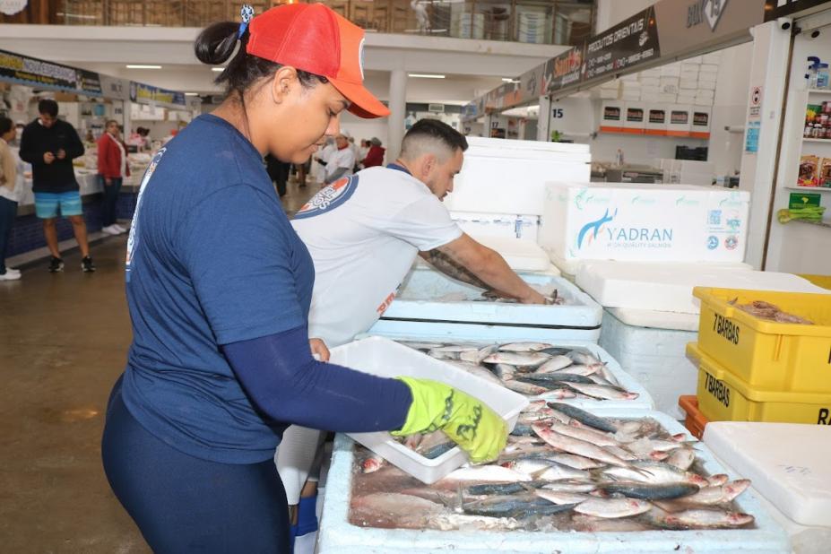 peixeira mexe em pescados no mercado #paratodosverem
