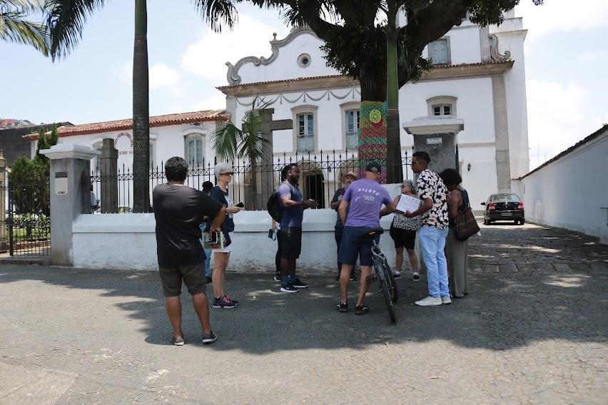 turistas estão em frente à Igreja do Valongo. #paratodosverem