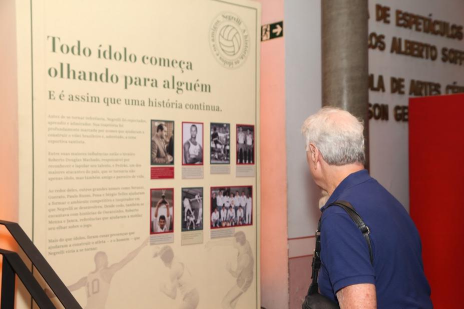 homem olha exposição #paratodosverem