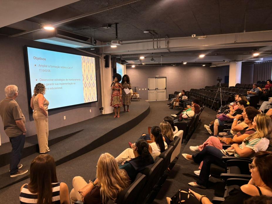 pessoas acompanhando o evento #paratodosverem 