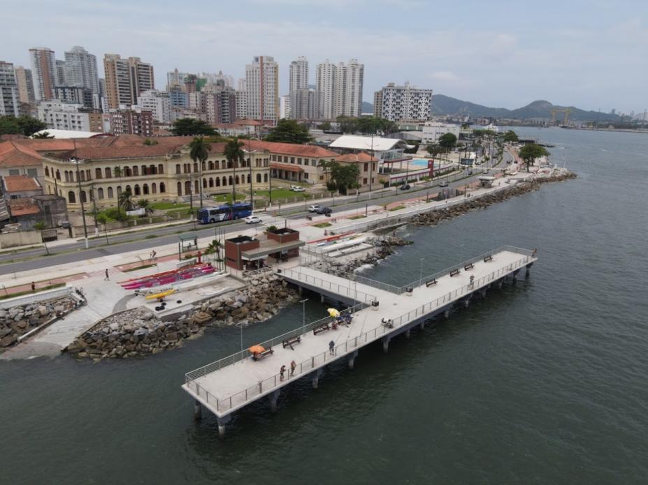 vista aérea e geral da ponta da praia com as recentes intervenções urbanas. Em primeiro plano está o deck do pescador. #Paratodosverem