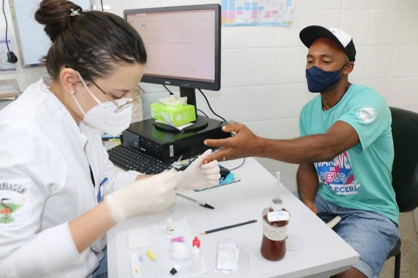 Enfermeira faz teste aplicando agulha em dedo de homem #paratodosverem