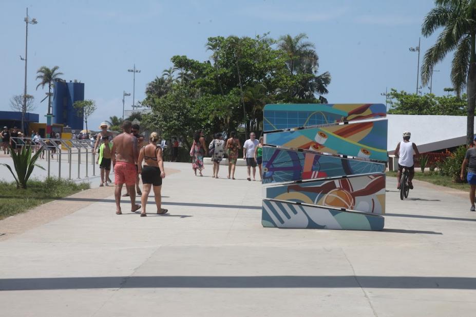 pessoas andando no novo quebra-mar #paratodosverem 