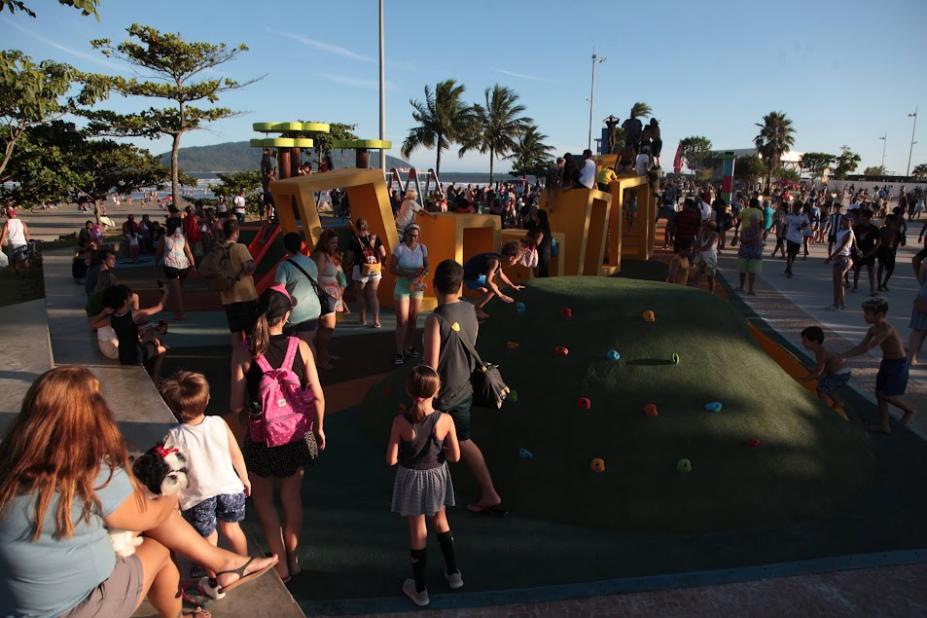 crianças brinando no playground do novo quebra mar #paratodosverem