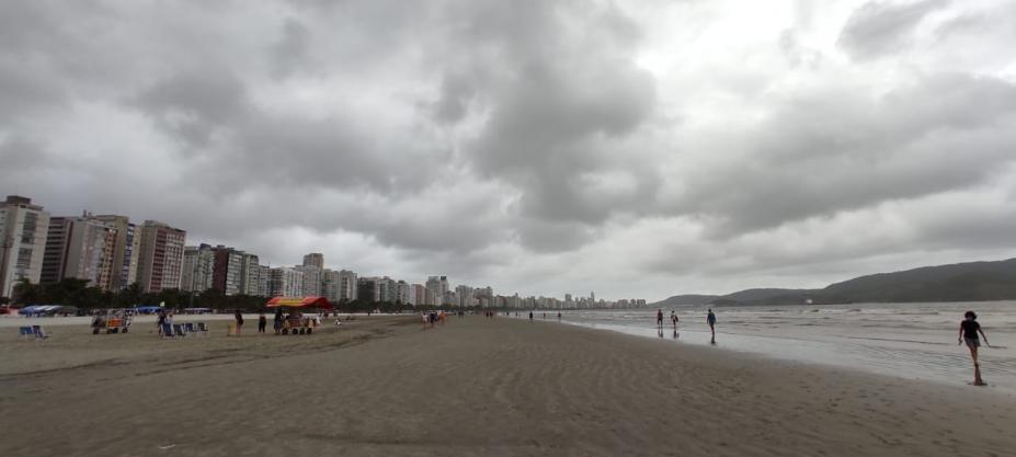 Praia com céu nublado anunciando chuva. #Paratodosverem
