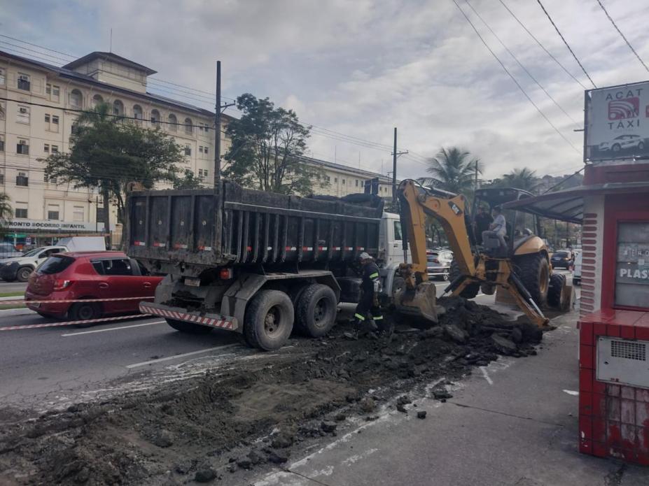 caminhão e máquinas atuando na obra #paratodosverem