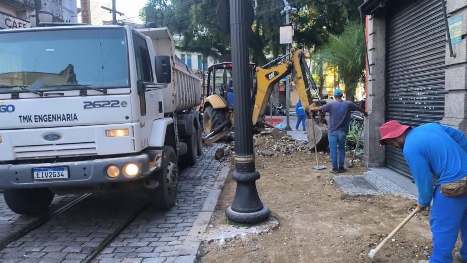 operários atuando nas calçadas #paratodosverem