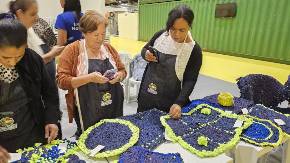 moradoras ao lado de peças sustentáveis #paratodosverem 