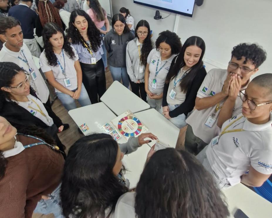 Jovens do projeto Formare aprendendo sobre os ODS. #Paratodosverem