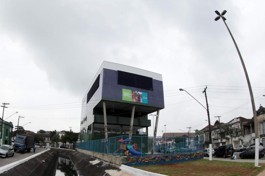 Fachada da Vila Criativa na Vila Nova, com playground à frente e canal ao lado esquerdo. #Pracegover
