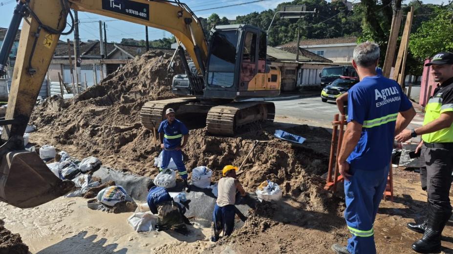máquinas e homens atuando na obra #paratodosverem