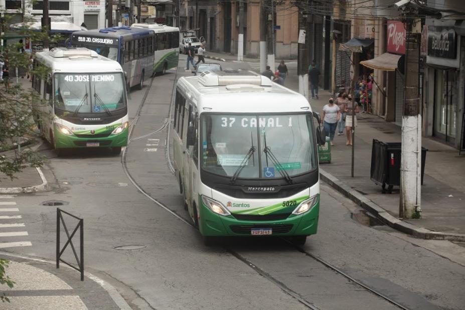 dois micro-ônibus trafegando em rua, os de números 37 e 40. #paratodosverem