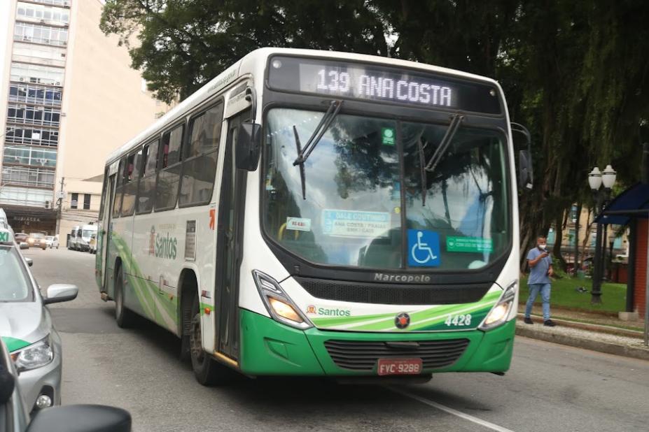 ônibus em rua. #paratodosverem