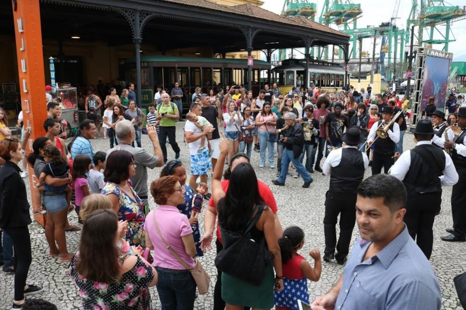 área do valongo com inúmeras pessoas circulando. #paratodosverem