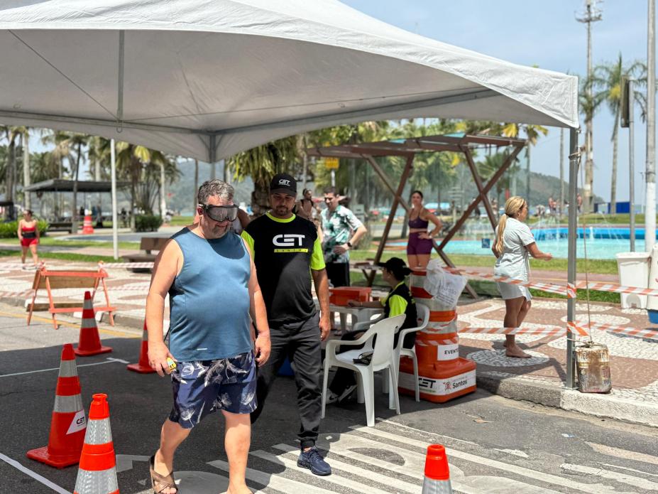 duas pessoas debaixo de uma tenda #paratodosverem