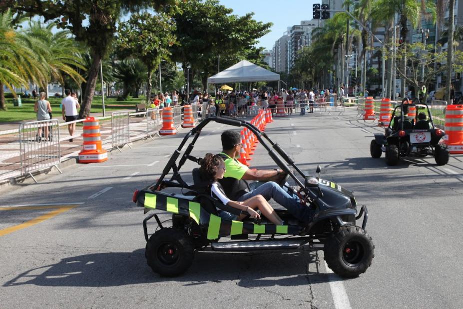 crianças andando em buggy da CET #paratodosverem