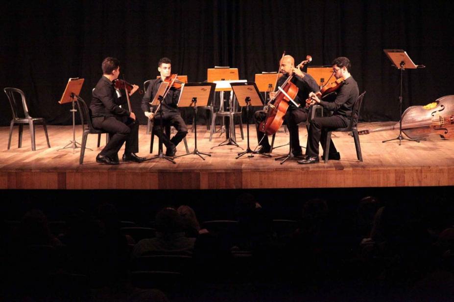 orquestra de jovens toca em palco #paratodosverem