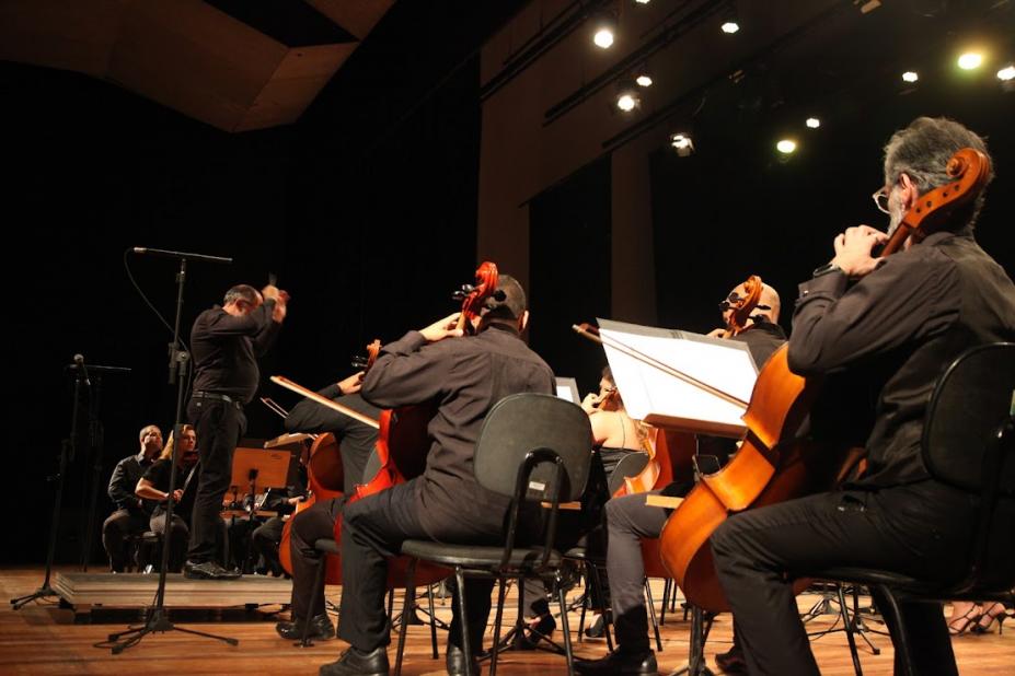 orquestra tocando #paratodosverem