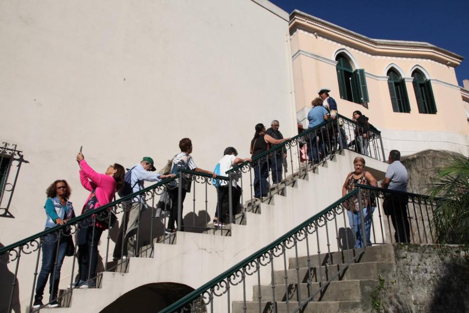 pessoas subindo escada do outeiro #paratodosverem 