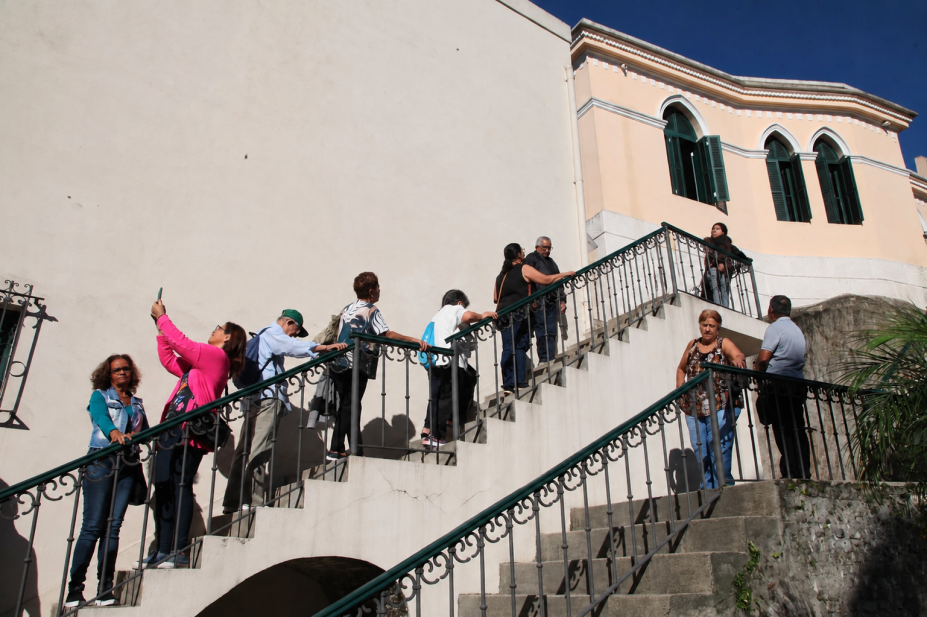 pessoas na escadaria do outeiro #paratodosverem