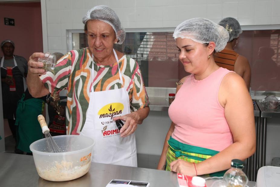 aluna olha professora cozinhando #paratodosverem 