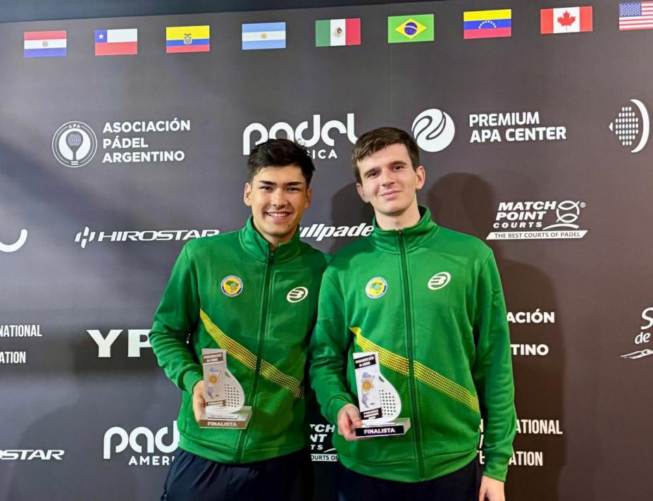 Jogadores com as medalhas. #Paratodosverem.