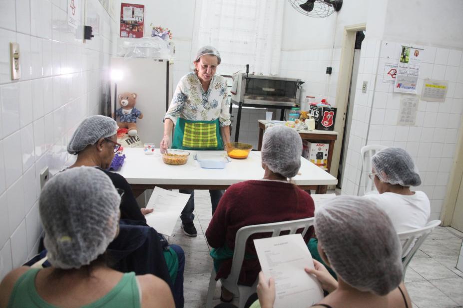 mulheres participam de aula #paratodosverem 