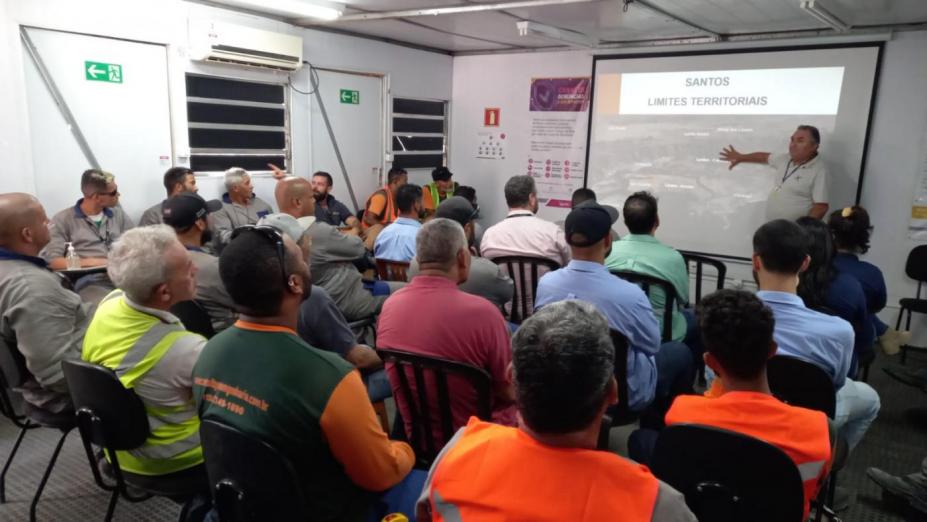 pessoas acompanham a palestra #paratodosverem