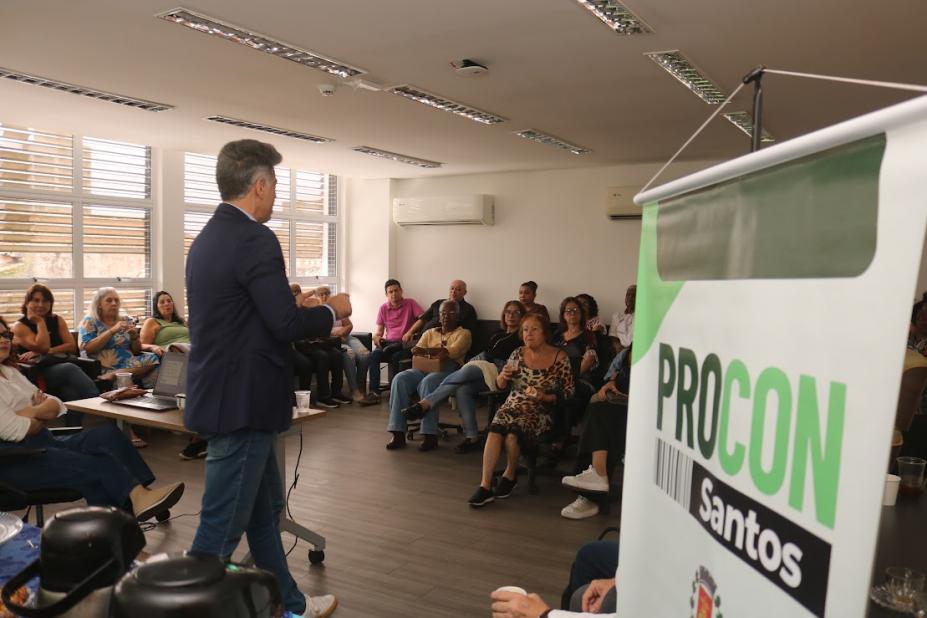 palestrante fala a aposentados #paratodosverem