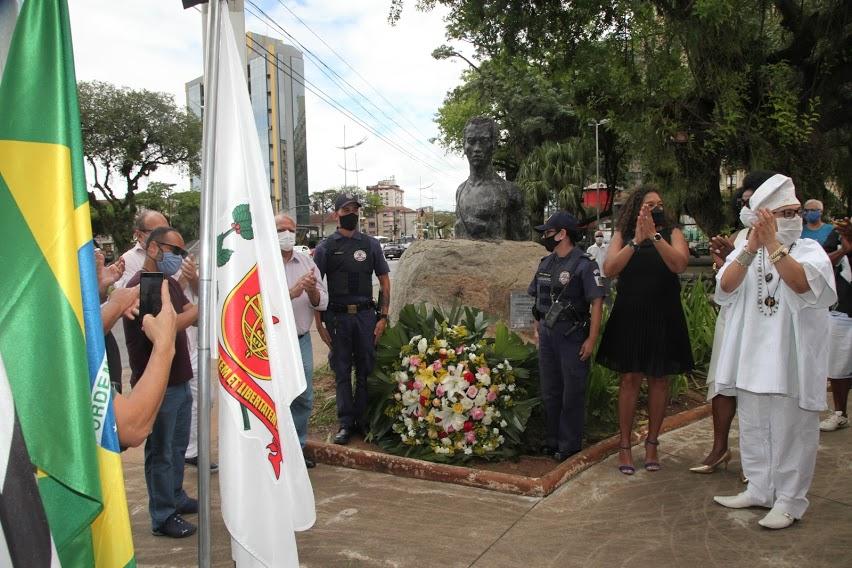 Autoridades aplaudem deposição de flores no busto de Zumbi dos Palmares. #pracegover