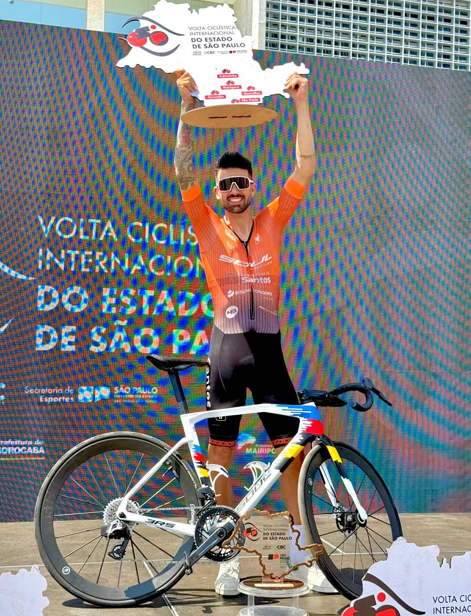 atleta levantando premiação