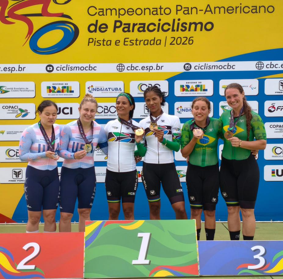 Ciclistas no pódio do Pan de paraciclismo. #Paratodosverem