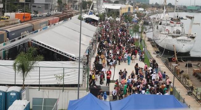 pessoas andando no parque lotado #paratodosverem