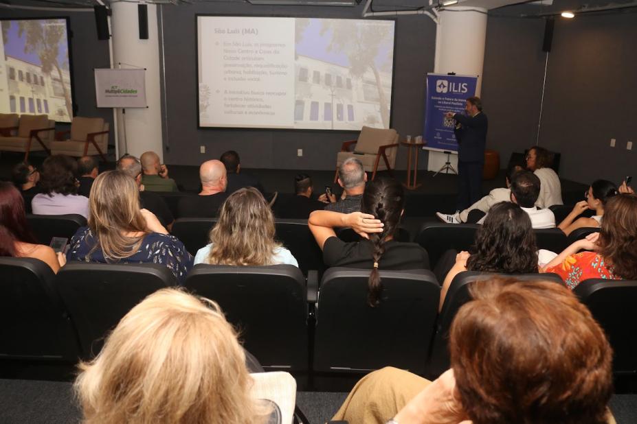 pessoas aconpanhando o evento #paratodosverem