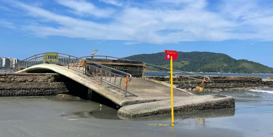 passarela na praia com bloqueio de passagem. #paratodosverem