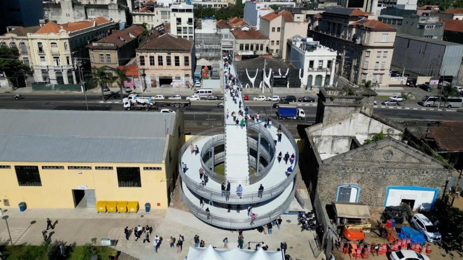 vista geral de passarela ligando área urbana ao parque valongo. #paratodosverem