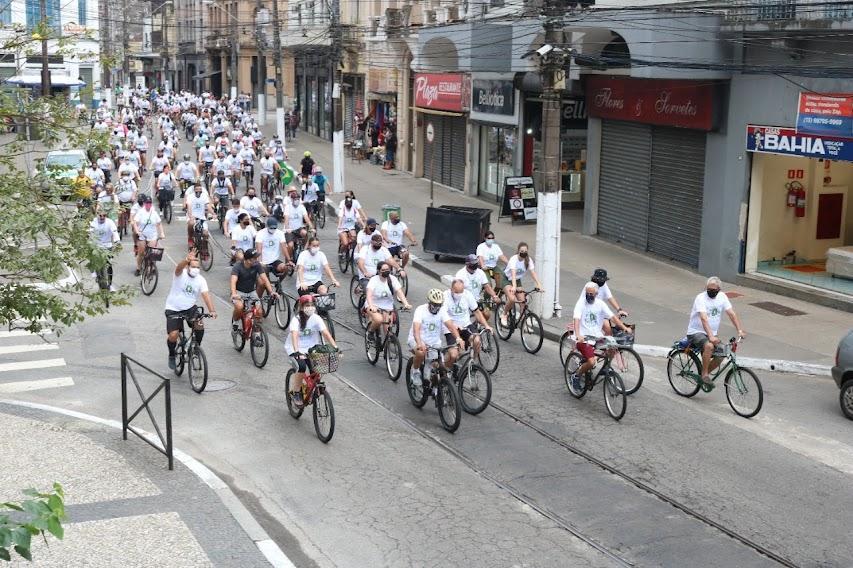 pessoas pedalando em via #paratodosverem