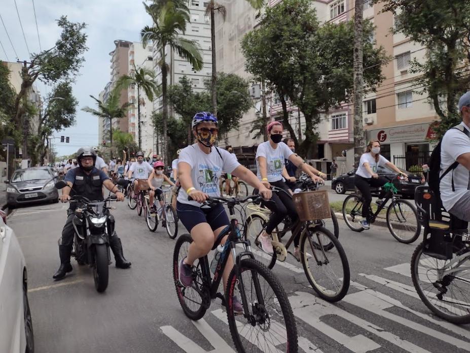 Ciclistas em passeio por avenida. #paratodosverem