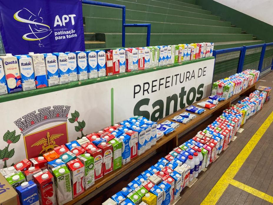 caixas e pacotes de leite sobre uma mesa. #paratodosverem