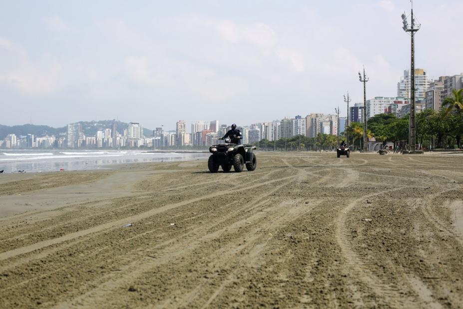 quadriciclos da guardam são conduzidos na faixa de areia. #Paratodosverem
