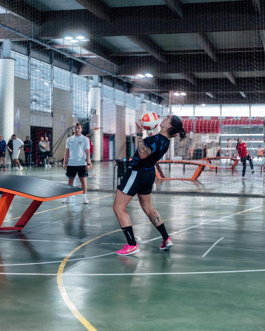 atleta de Teqball jogando. #Paratodosverem