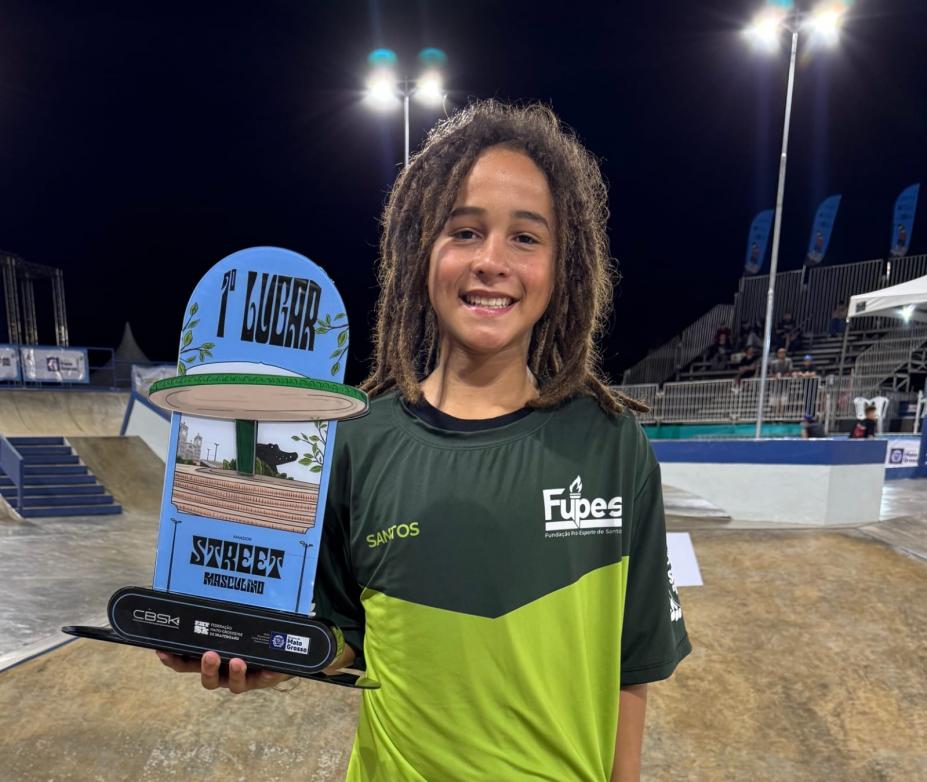 skatista mostra o troféu de campeão brasileiro. #Paratodosverem