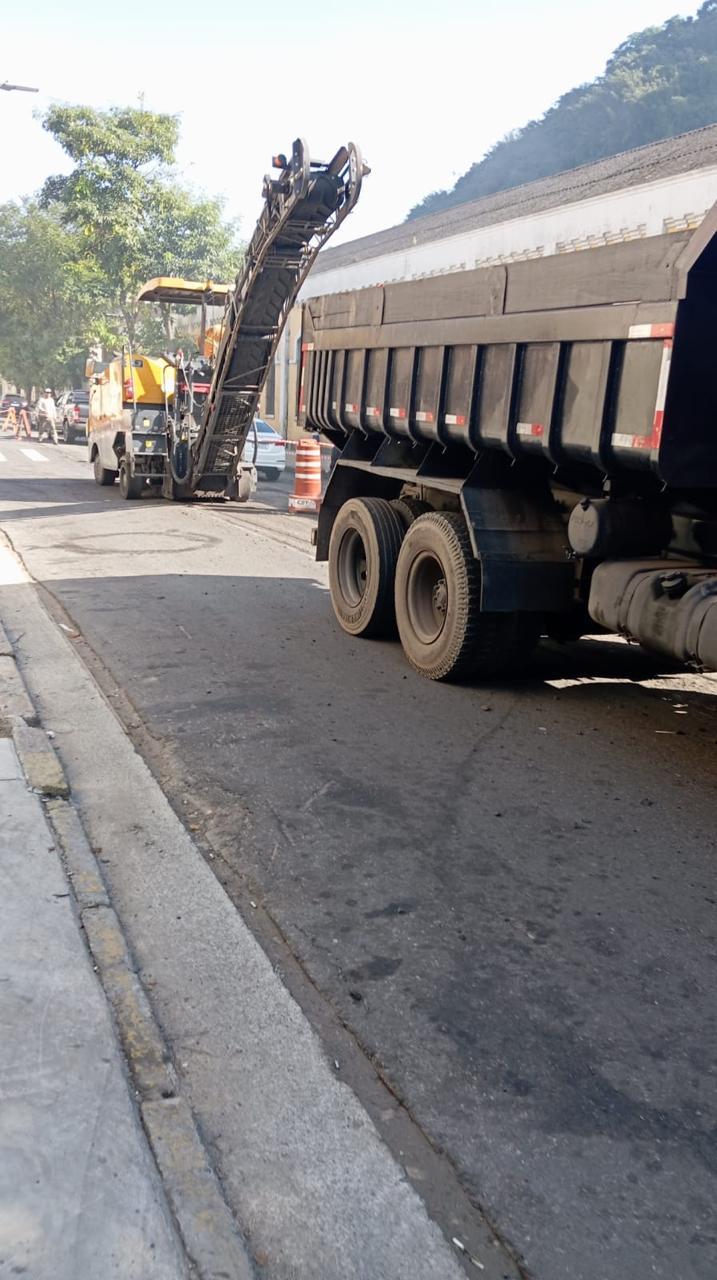 máquina trabalha na obra #paratodosverem