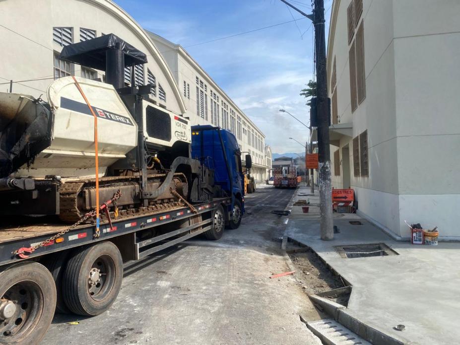 homens e máquinas atuando na pavimentação #paratodosverem 