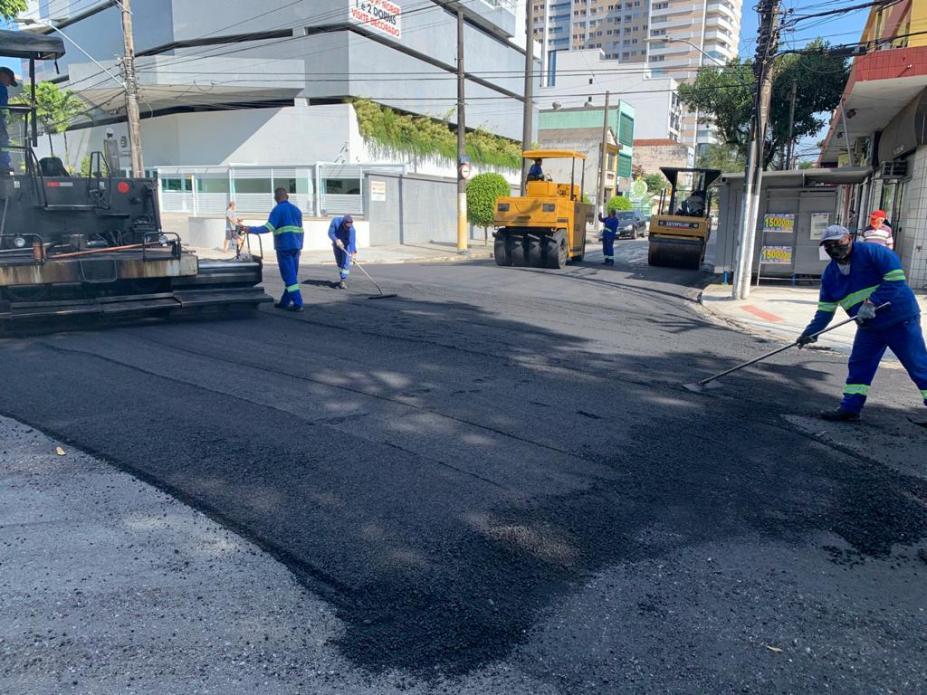 Homens realizam pavimentação de rua de Santos. #paratodosverem